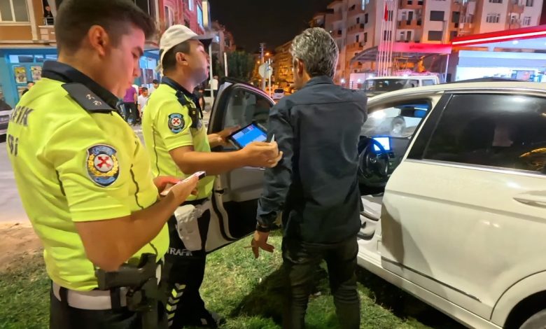 Aksaray’da alkollü sürücü kaza yapıp gözaltına alındı: ‘Hayvan mıyım’ diye sordu Aksaray’da alkollü sürücü kaza yapıp gözaltına alındı: ‘Hayvan mıyım’ diye sordu