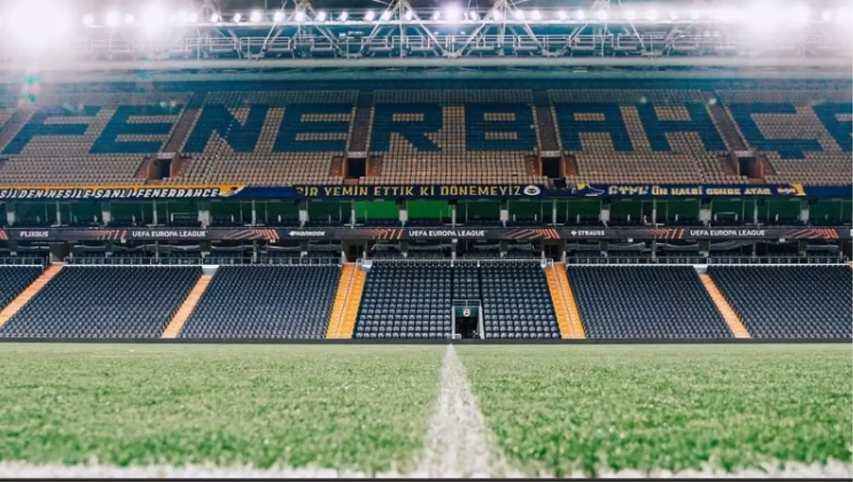 Fenerbahçe Stuttgart maçında hoparlörden ıslık sesi Fenerbahçe Stuttgart maçında hoparlörden ıslık sesi