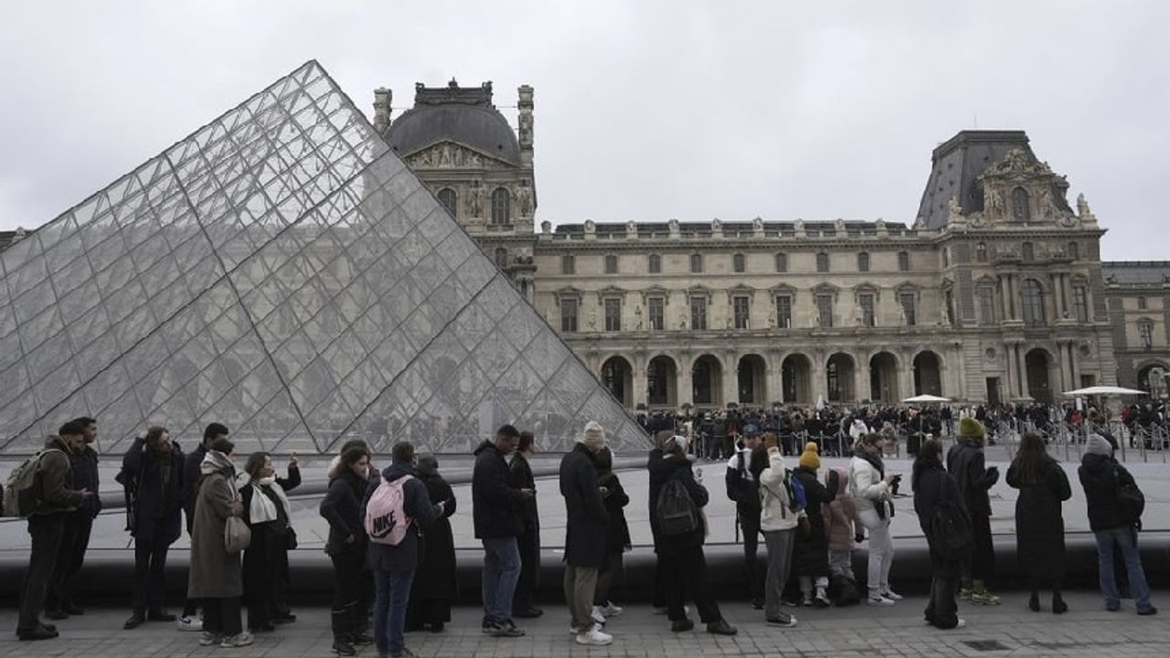 Louvre Müzesi’nde soygun: Değerli mücevherler çalındı Louvre Müzesi’nde soygun: Değerli mücevherler çalındı