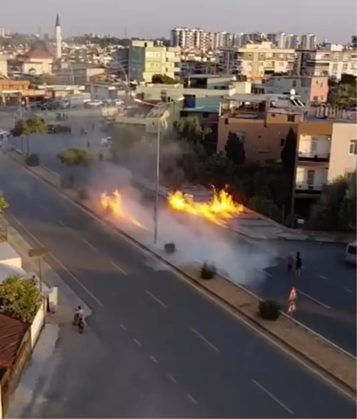 Mersin Tarsus’ta Doğal Gaz Sızıntısı Sonucu Yangın Çıktı Mersin Tarsus’ta Doğal Gaz Sızıntısı Sonucu Yangın Çıktı