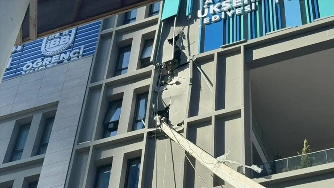 ASAYİŞ Şişli’de faciadan dönüldü: Vinç öğrenci yurduna devrildi!