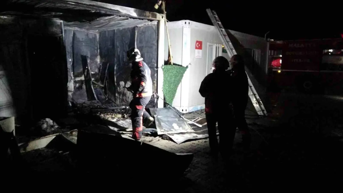 Malatya’da Konteyner Kentte Yangın Çıktı Malatya’da Konteyner Kentte Yangın Çıktı